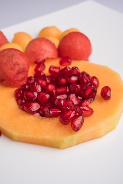 Obstsalat oder geschnittenes Obst gesundes Diätfrühstück