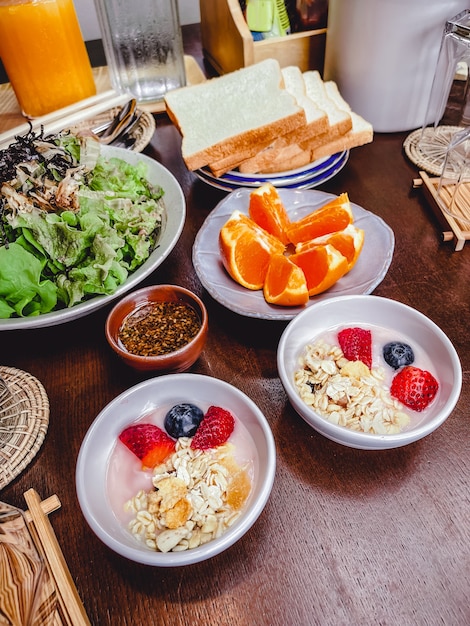 Obstsalat und 2 Joghurt zum Frühstück