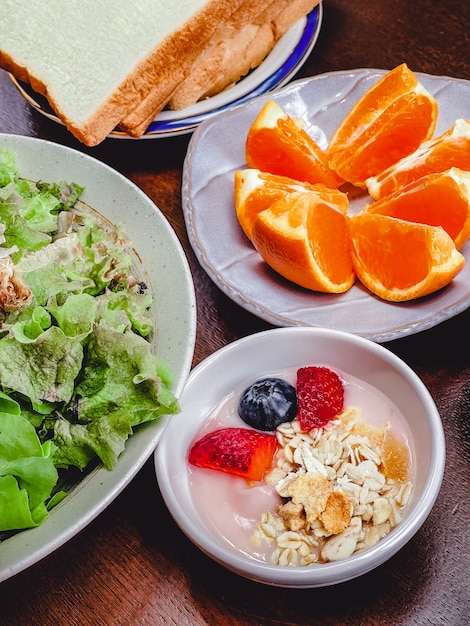 Obstsalat und Joghurt zum Frühstück