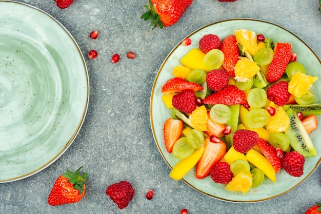 Obstsalat von Zitrusfrüchten und Beeren