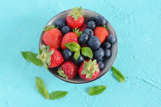 Obstschale auf blau. Flach liegen.