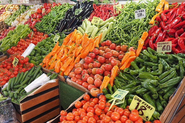 Obststand auf dem lokalen Markt in Istanbul