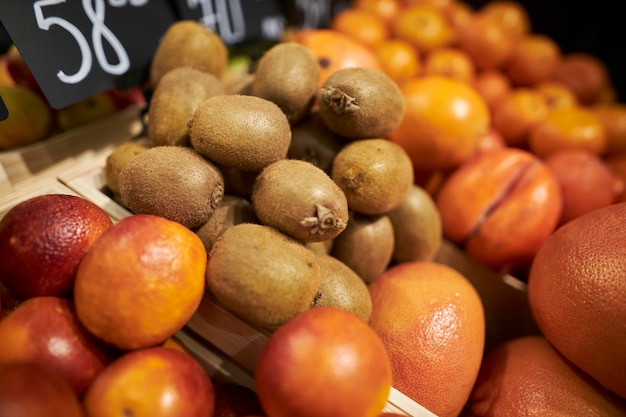 Obsttheke im Supermarkt Kiwi auf der Theke