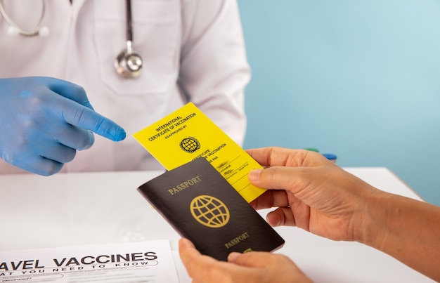Obtenga certificado internacional de vacunación antes de viajar