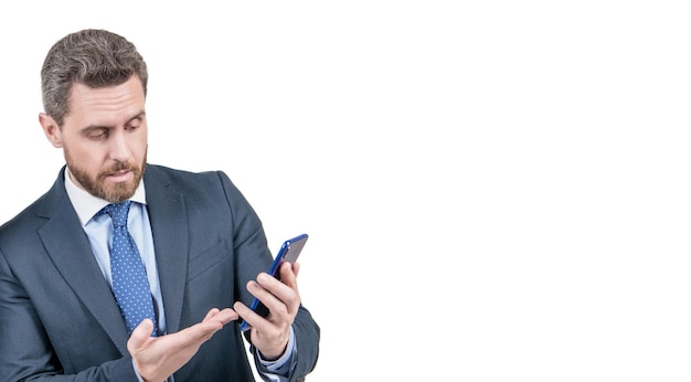 Obtenha o smartphone de acordo com sua necessidade Empresário usa smartphone mostrando a mão aberta Comunicação empresarial Tecnologia móvel Apresentando espaço de cópia do produto