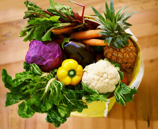 Foto obtenha seus verdes tiro de uma variedade de frutas e legumes em uma sacola de compras