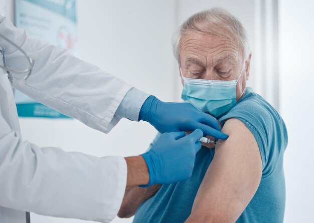 Obteniendo el jab Captura recortada de un apuesto anciano recibiendo su vacuna covid 19