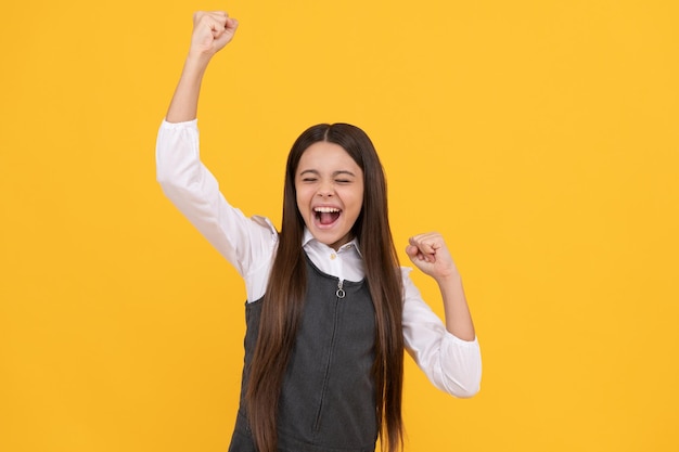 Obteve sucesso Garota de sucesso comemora o sucesso Feliz vencedor faz gesto vencedor fundo amarelo Realização acadêmica Excelência educacional Educação escolar Aprovado no exame