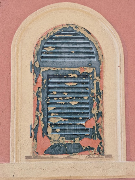 Obturador de janela pintada falsa na vila de lavagna, perto de chiavari, itália