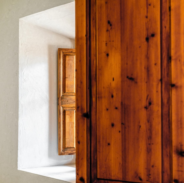Obturador de madera marrón de una ventana en una casa rústica de Mallorca