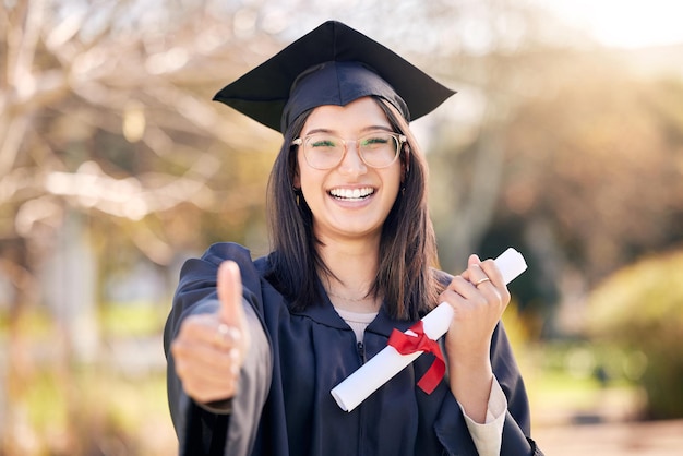 Obtuve mi título y tú también puedes La foto de una mujer joven que muestra su aprobación el día de la graduación