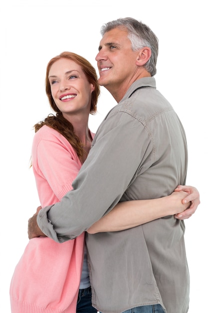 Foto ocasional pareja abrazándose y sonriendo