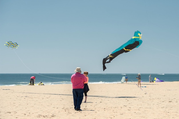 OCEAN CITY, EUA - 24 DE ABRIL DE 2014 - Pessoas andando no calçadão na famosa cidade oceânica de Maryland