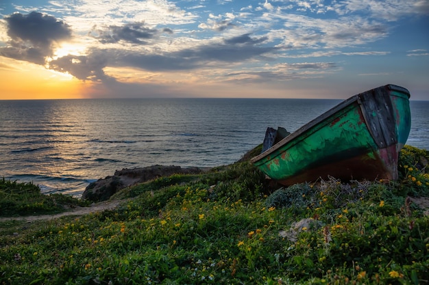 Ocean Coast durante una vibrante puesta de sol en Apollonia Beach Israel