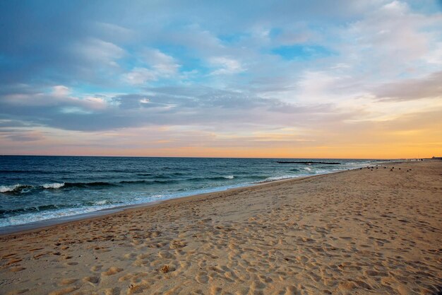 Ocean Sky Wave Sand und Strand mit Sonnenuntergang