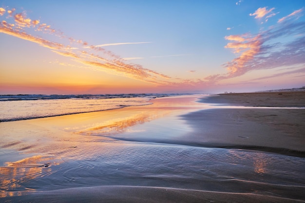 Oceano Atlântico após o pôr do sol com ondas crescentes na praia da Fonte da Telha Costa da Caparica Portugal