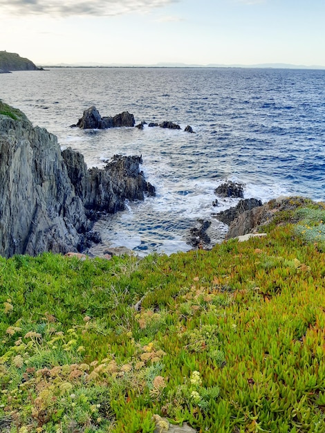 Océano Atlántico en la Bretaña francesa con cielo de agua de mar y costa de acantilado rocoso