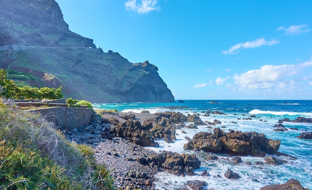 Océano Atlántico y costa en el norte de Tenerife, cerca de Buenavista del Norte, Islas Canarias