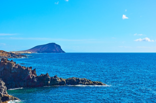 Foto el océano atlántico y la costa rocosa de tenerife, islas canarias - paisaje