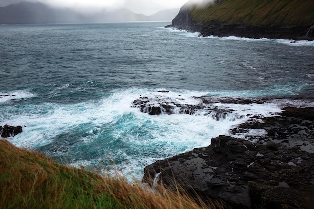 Oceano Atlântico em fúria nas Ilhas Faroé