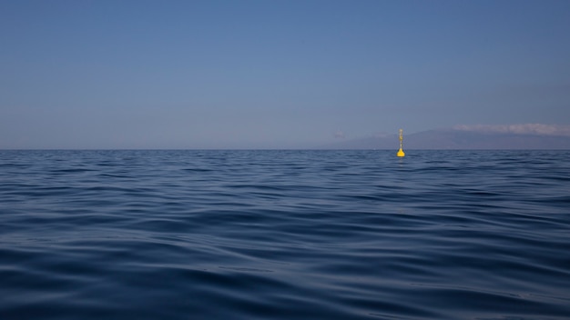 Oceano atlântico em tenerife com a ilha de gomera