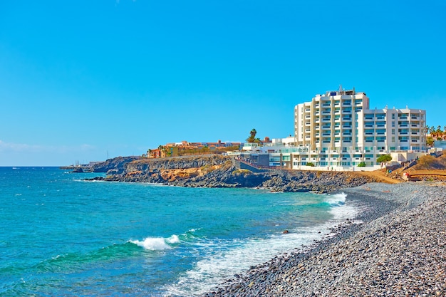 El océano Atlántico y hoteles resort en la costa de Tenerife, Islas Canarias