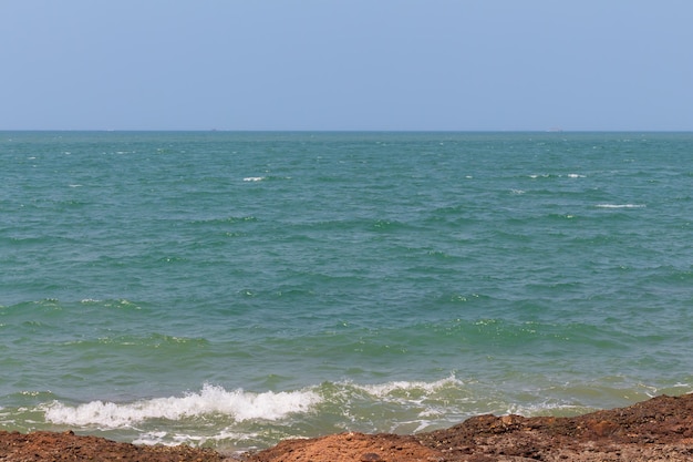 Océano Atlántico paisaje marino olas del océano con rocas azul skyCalm pacífico paisaje marino