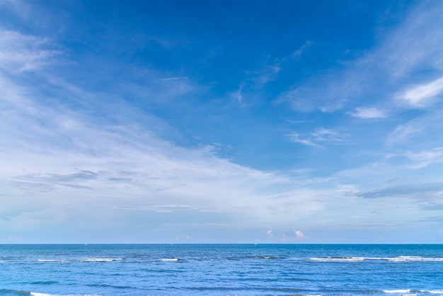 Océano azul con fondo de verano de cielo azul