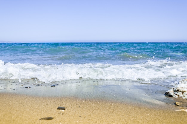 Oceano azul na praia