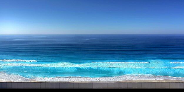 Foto un océano azul con una pared en el fondo