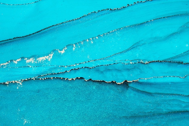 Un océano azul con un patrón de olas.