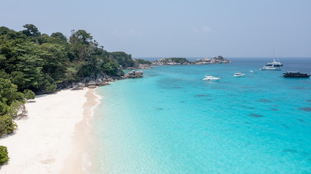 Océano azul con playa de arena limpia en la isla Similan Similan No8 en el parque nacional Similan Phuket, Tailandia