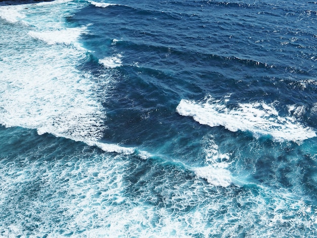 Foto océano azul profundo con textura de olas pequeñas en un día soleado