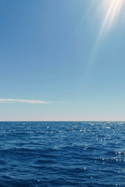 Océano azul, superficie del agua y cielo azul