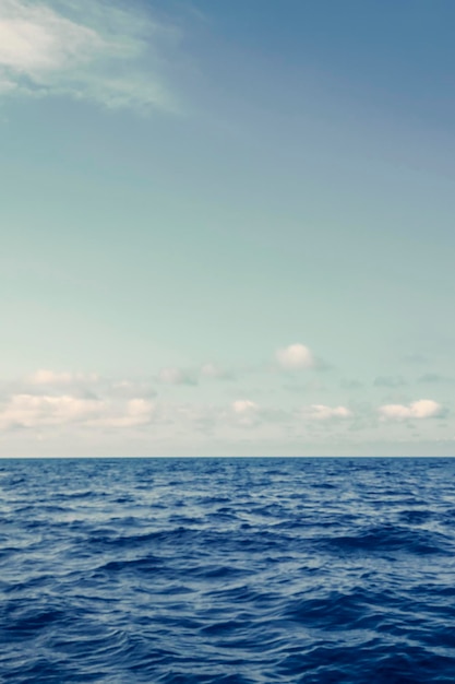 Océano azul, superficie del agua y cielo azul