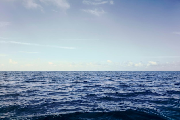 Oceano Azul, Superfície da Água e Céu Azul