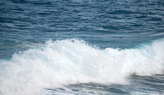 Océano azul tropical en Hawai Mar de verano en agua limpia y clara de la superficie para el diseño de concepto de ondas de fondo