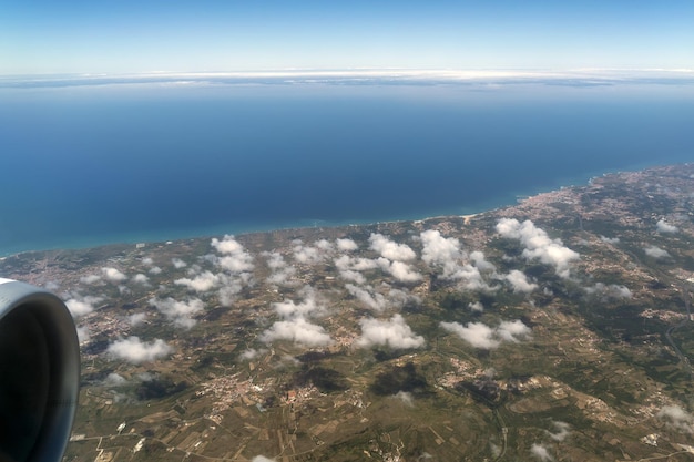 Foto océano de la costa de portugal cerca de la vista aérea de lisboa desde el avión