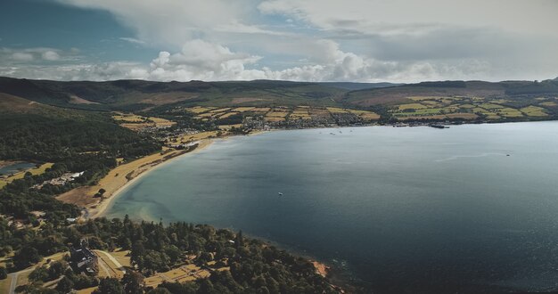 Oceano da Escócia, balsa com vista aérea do porto de Brodick