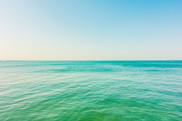 Oceano do mar calmo e fundo do céu azul