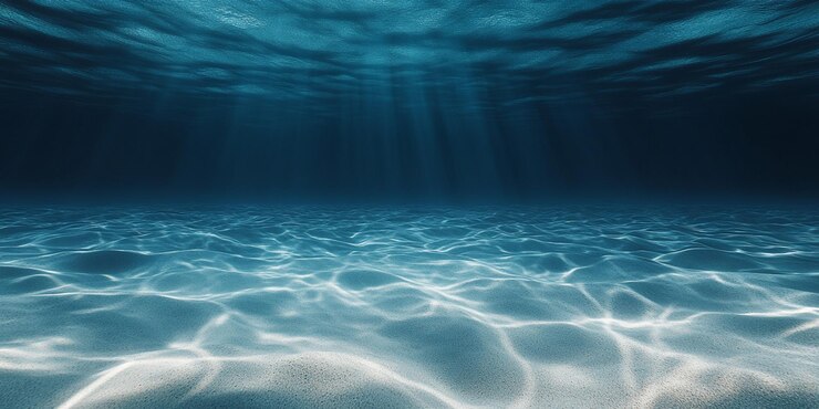 El océano está bajo el agua y la luz está brillando sobre el agua.