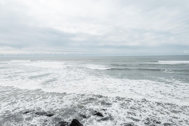 Oceano exuberante com ondas e céu nublado Viajando em Portugal Vista para o mar