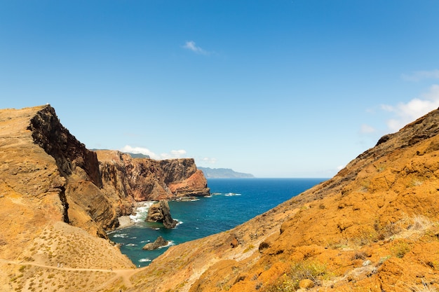 Foto océano con montañas