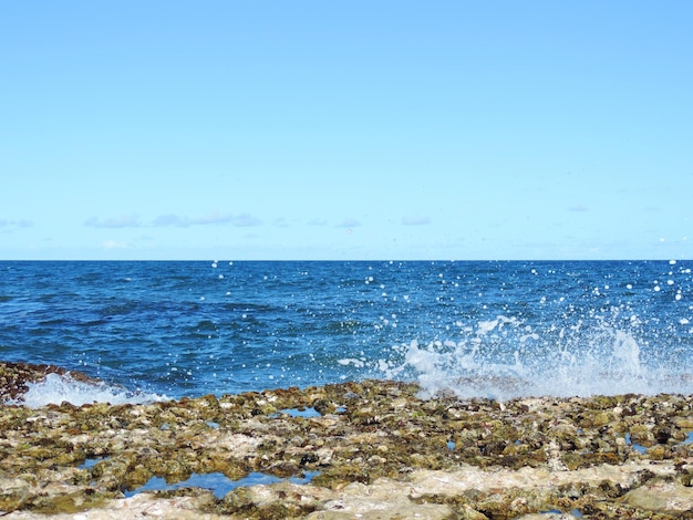 Oceano na praia de Arembepe