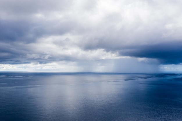 Océano y nube de tormenta