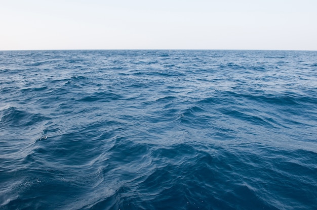 Océano oscuro y profundo, superficie azul del mar y nivel del mar