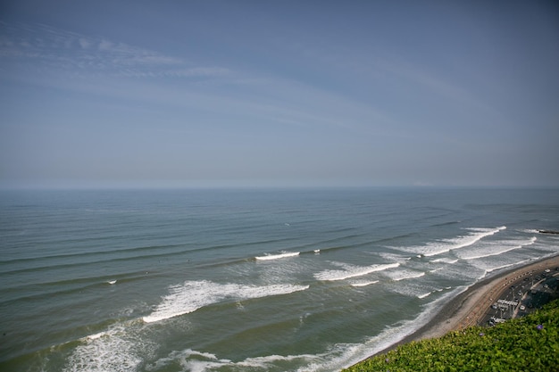 El Océano Pacífico calienta las costas de Lima la capital de Perú