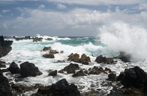 Océano Pacífico rompe contra rocas de lava en Keanae