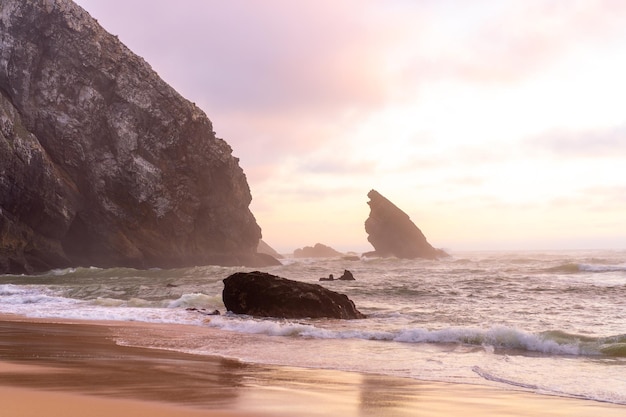 Oceano praia selvagem tempo tempestuoso praia da adraga