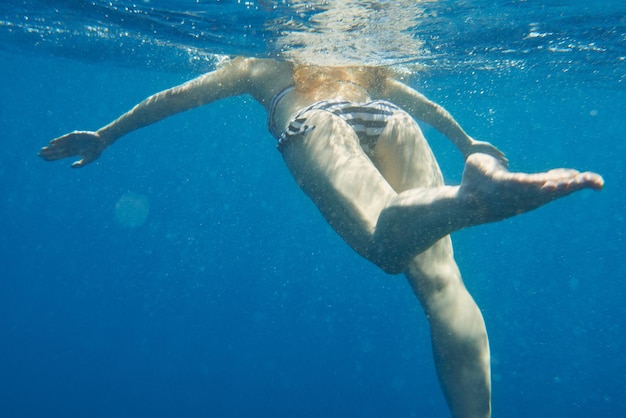 El océano tiene una forma de hacer que mis problemas se sientan ingrávidos Fotografía de una mujer irreconocible nadando en el Mar Mediterráneo en Italia